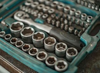 Хотіти – не означає могти: чому міняти свічки не так просто, як це здається