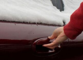 Чому взимку в автомобілі примерзають двері і як з цим боротися