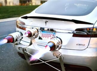 Подивіться, як розганяється tesla model s з трьома реактивними двигунами