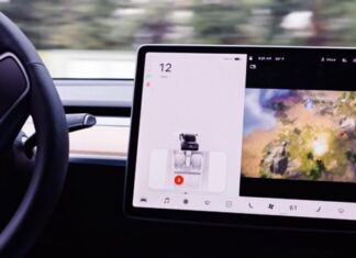 На екрані tesla тепер можна грати у відеоігри. І це не подобається владі