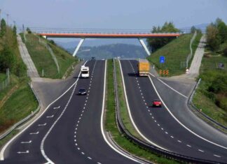 Скільки коштуватиме кілометр проїзду платну автодорогу в україні