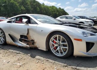 Легенда на аукционе: Разбитый Lexus LFA ждет своего спасителя