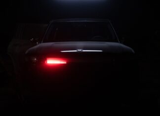 Rivian Раскрывает Дух Хэллоуина: Электрические Автомобили в Костюмах!
