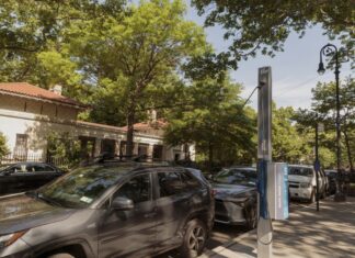 Електромобіль без домашньої зарядки: подорож по мережі енергії