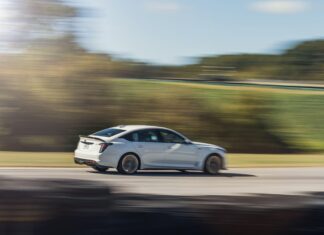 Cadillac CT5-V Blackwing 2025: динамічний Тандем сили і плавності на блискавичному колі