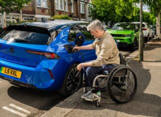 Перемога для зарядки електромобілів для водіїв з обмеженими можливостями… але не завдяки праці