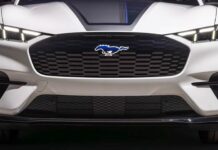 Чоловік використав каналізаційний люк, щоб вкрасти державний Mustang Mach-E