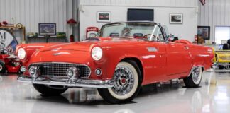 1956 Ford Thunderbird com gravatas de Howard Hughes arrecada US$ 91 mil em leilão