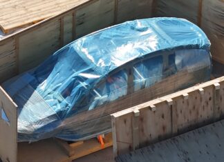 La fabbrica Tesla in Texas accenna al lancio negli Stati Uniti del modello Y a passo lungo