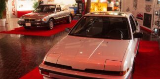 Nostalgia contro realtà: la celebrazione retrò di Acura in mezzo a una formazione sempre più ristretta