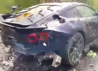 Феррарі вартістю 2 мільйони доларів знищено в Шотландії