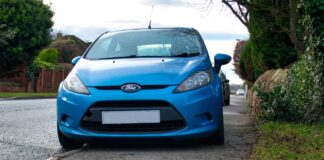 Waarom parkeerverboden op de stoep falen: de helft van de Britse gemeenten staat het nog steeds toe