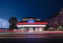 Tesla Diner Hollywood: Ретро-футуристичний досвід Supercharger на Route 66