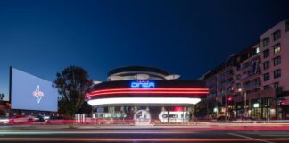 Tesla Diner Hollywood: Retro-futuristický Supercharger zážitek na Route 66