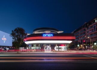 Tesla Diner Hollywood: Ретро-футуристичний досвід Supercharger на Route 66