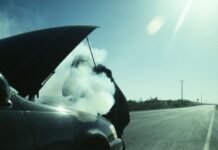 Чому мій автомобіль випускає білий дим із вихлопної труби?