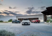 Огляд Peugeot e-408: Збільшена батарея та більша потужність, ніж у e-308